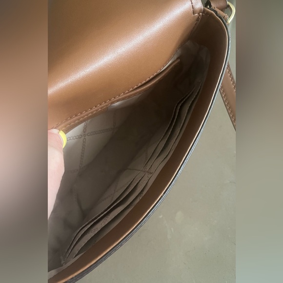 Michael Kors purse like brand new. Used once - Picture 10 of 13